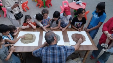 روایتی از خاک، آب و کودک در فضای بازی